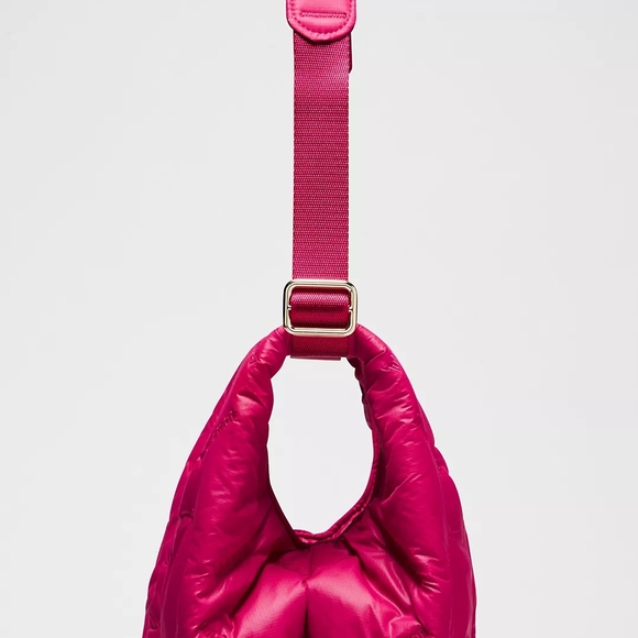 *NWT* LULULEMON Quilty Pleasures Bag 5L, Quilted Shoulder Bag, Berry Rumble - Picture 4 of 8